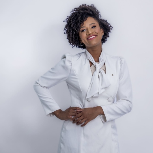 Dra. Bárbara Costa Santos, nutricionista, em ambiente de consultório